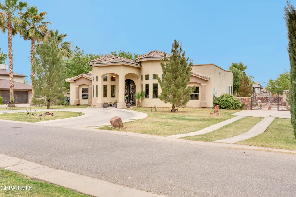 Photo of 500 COUNTRY OAKS Drive, El Paso, TX 79932 (MLS # 942861)