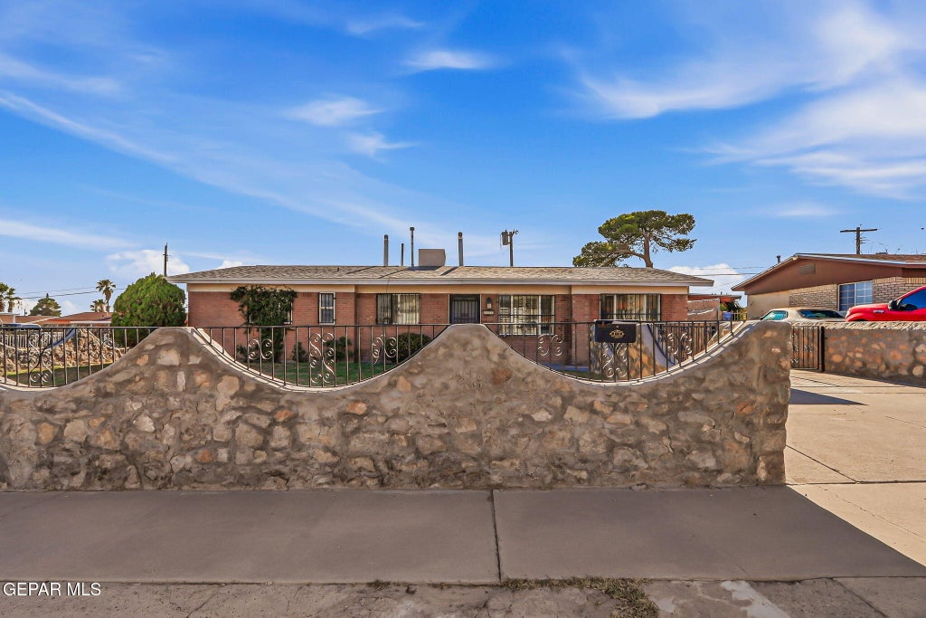 Photo of 1101 DOYLE Place, El Paso, TX 79907 (MLS # 946136)