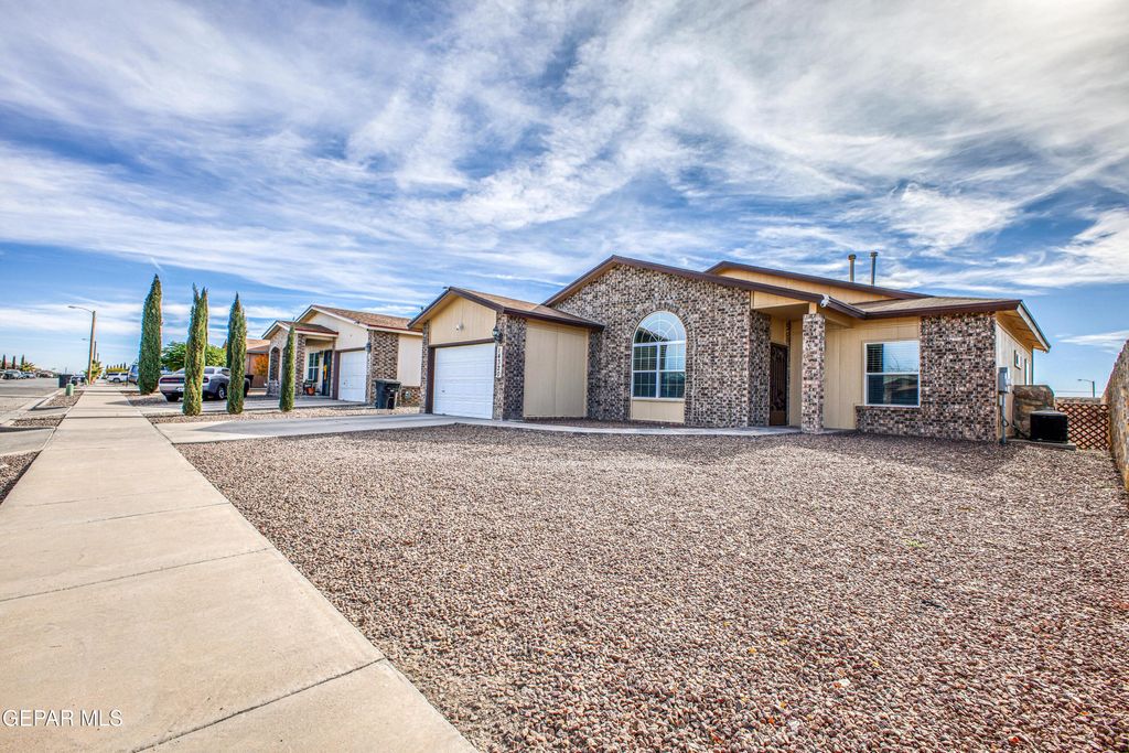 Photo of 14320 Escalera Drive, Horizon City, TX 79928 (MLS # 935415)