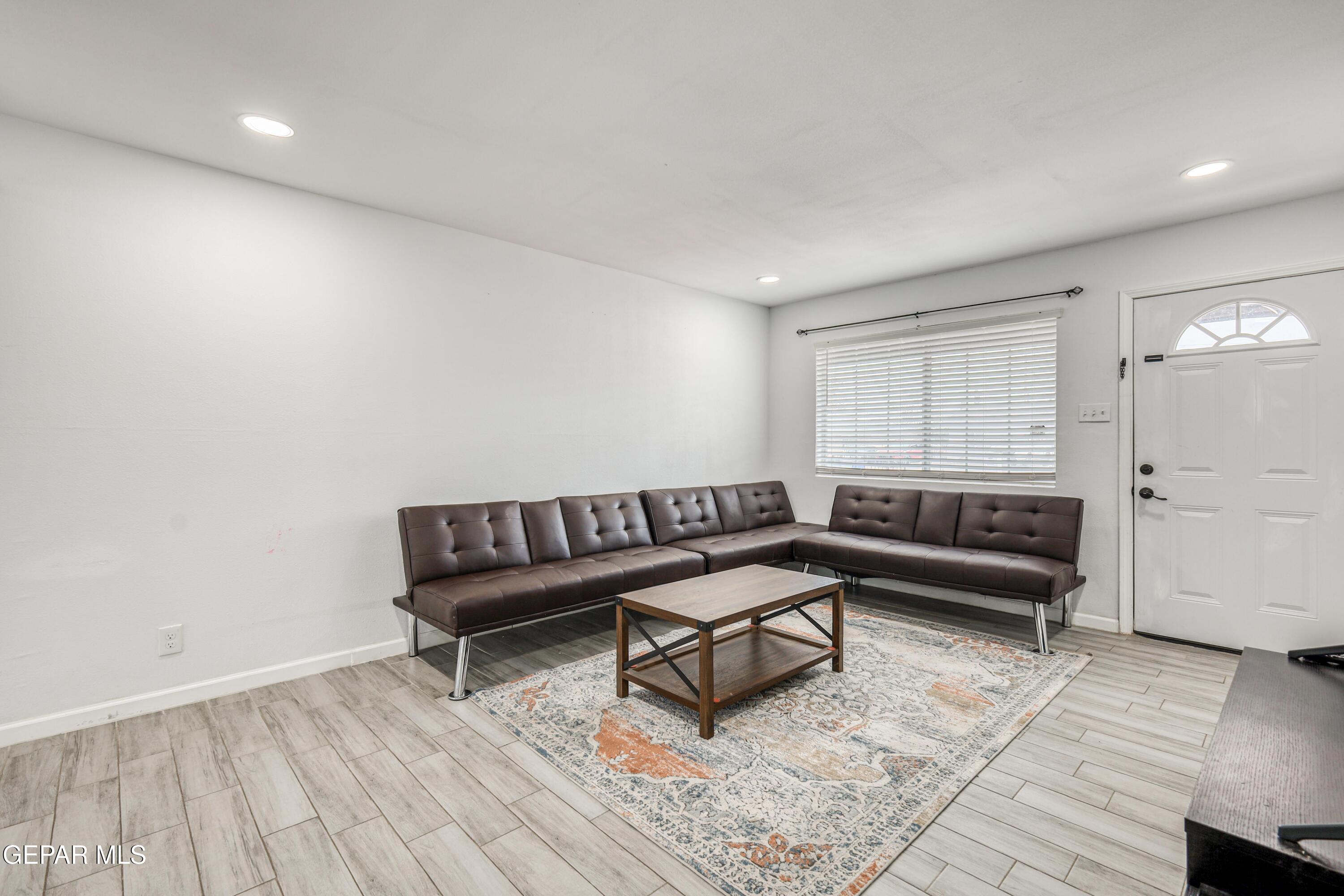 232 E BORDERLAND Road
