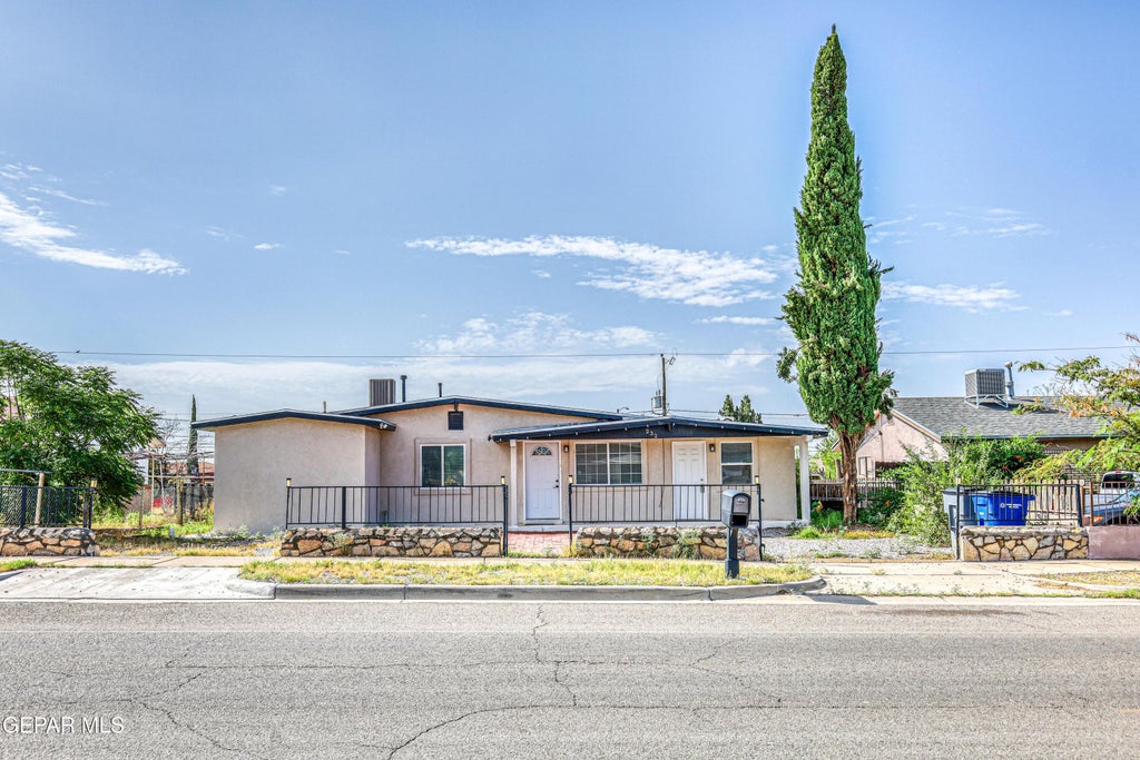 Photo of 232 E BORDERLAND Road, El Paso, TX 79932 (MLS # 951439)