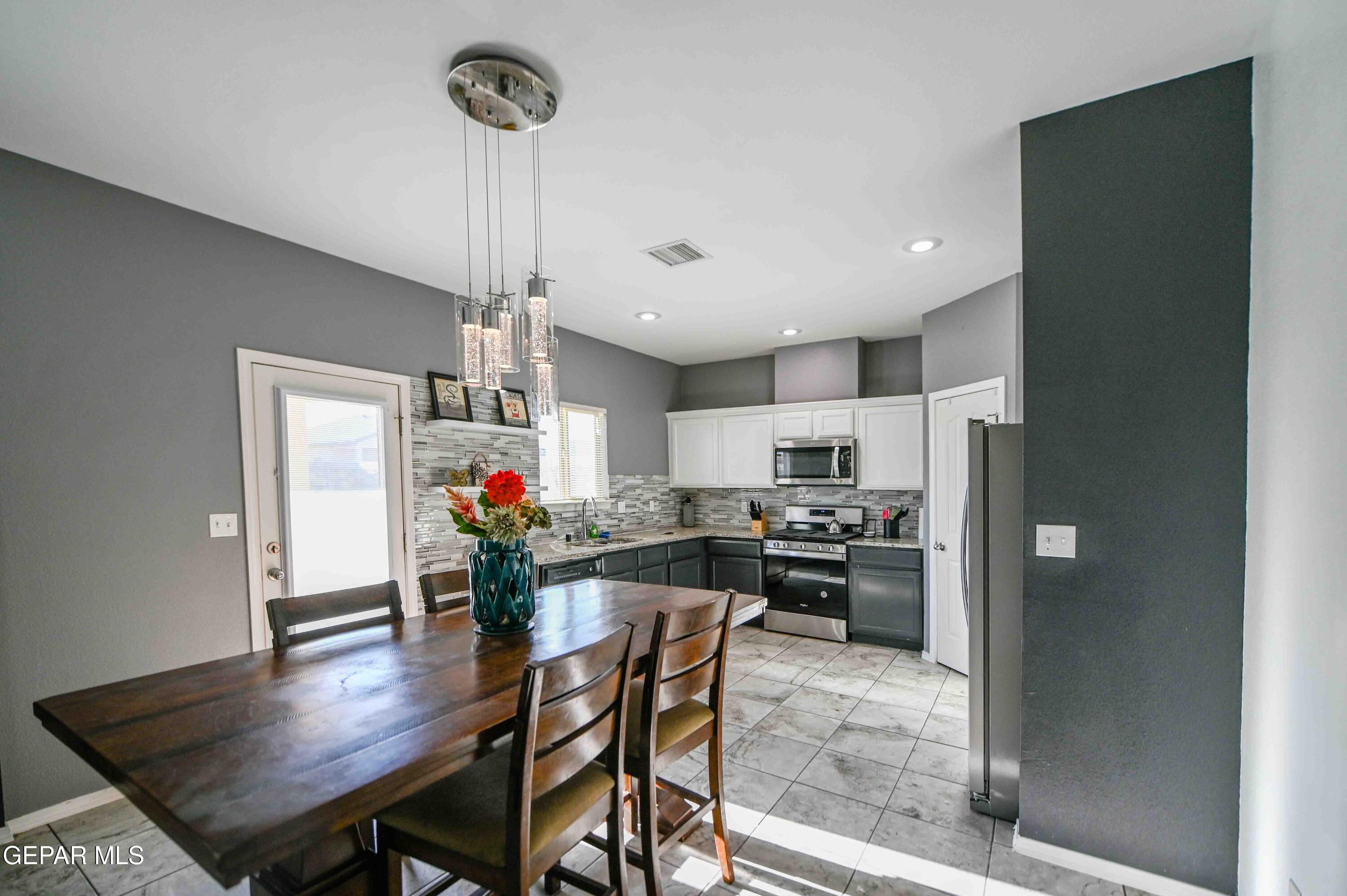 1009 EARTHSTAR Place