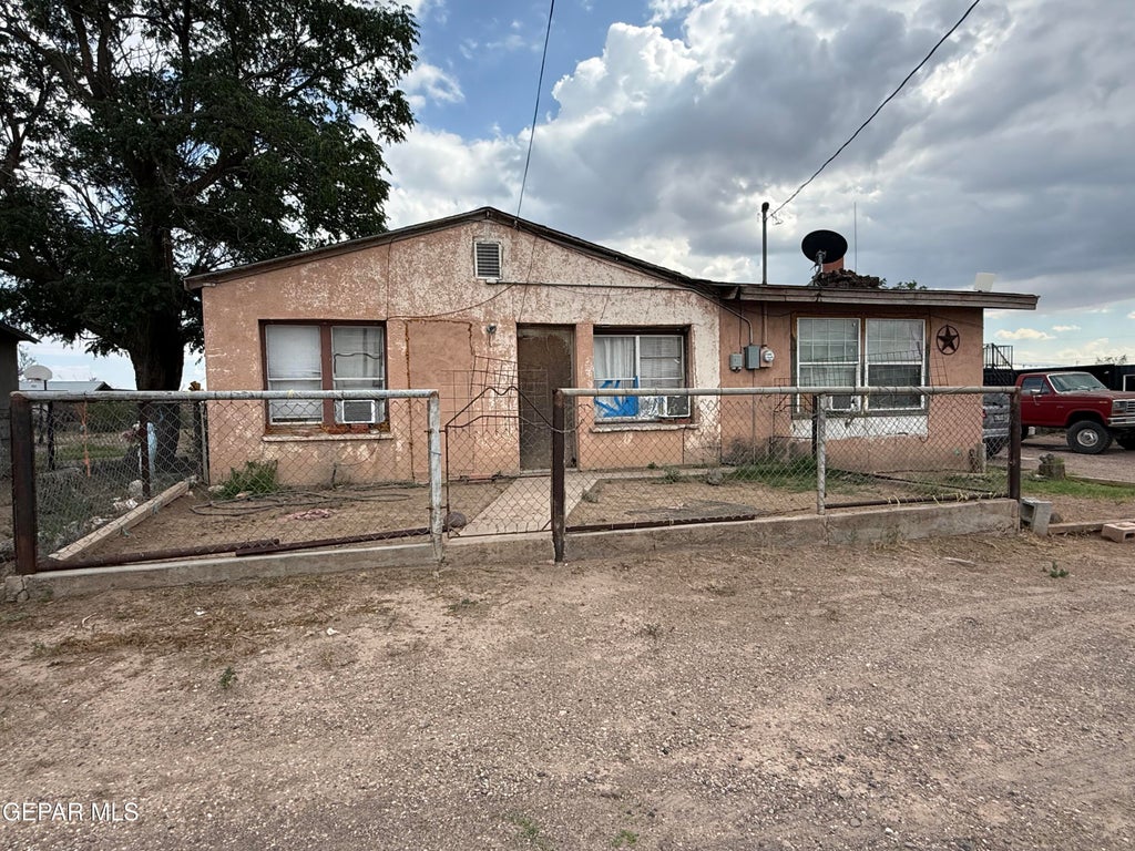 Photo of 506 E GALVESTON Street, Marfa, TX 79843 (MLS # 951230)