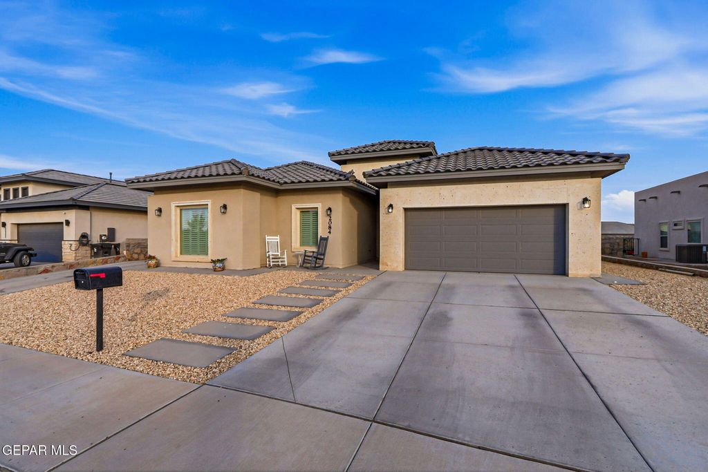 Photo of 2084 SANTA ISABELLA Street, Sunland Park, NM 88063 (MLS # 947214)
