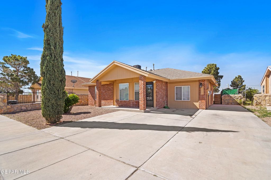 Photo of 513 BRYCE Drive, Horizon City, TX 79928 (MLS # 941096)