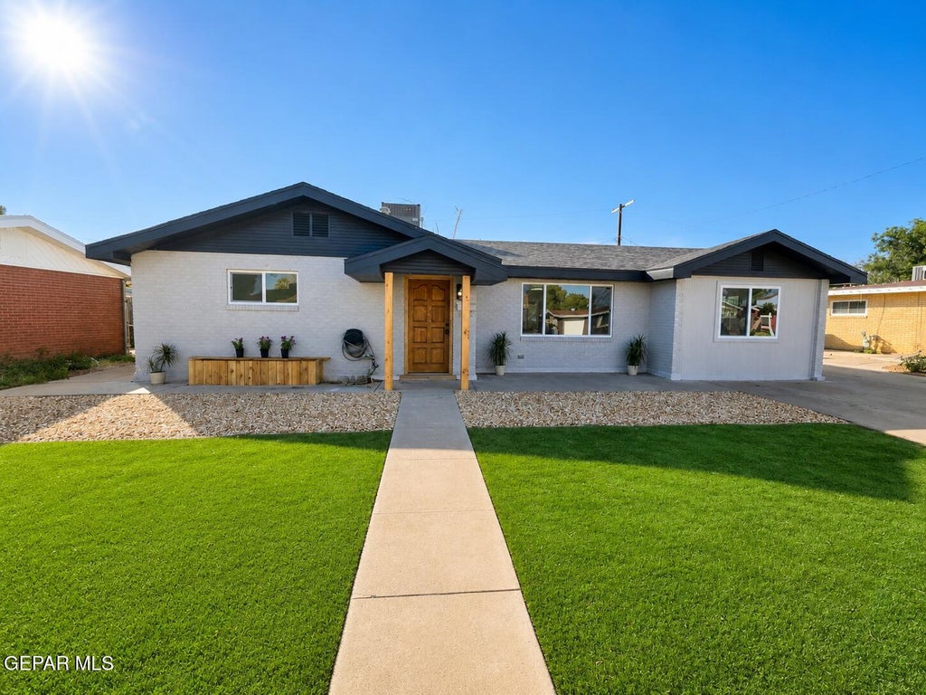 Photo of 1221 MEADOWVIEW Drive, El Paso, TX 79925 (MLS # 948300)
