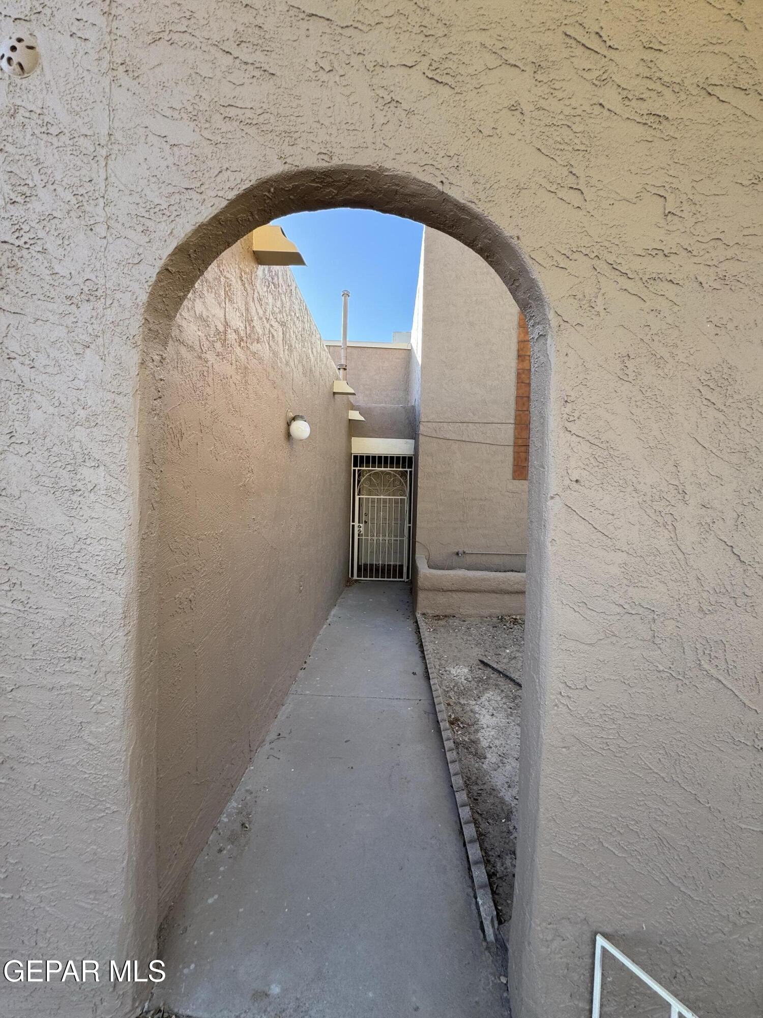 943 Montera Road