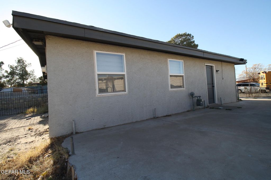 Photo of 144 MARQUITA Lane, El Paso, TX 79915 (MLS # 936687)