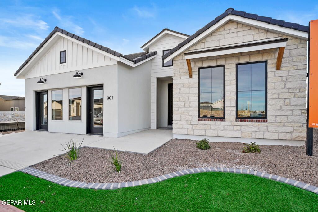 Photo of 609 Curleaf Court, Horizon City, TX 79928 (MLS # 943993)