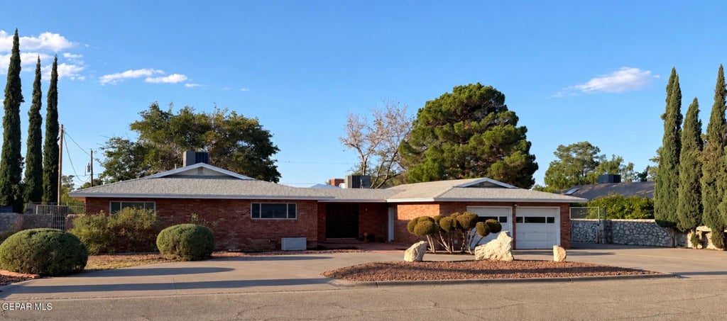 Photo of 9508 DESERT HILLS Lane, El Paso, TX 79925 (MLS # 950938)
