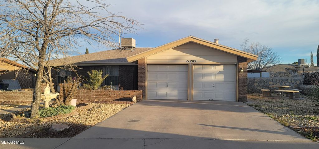 Photo of 11709 CASA VIEW Drive, El Paso, TX 79936 (MLS # 938445)