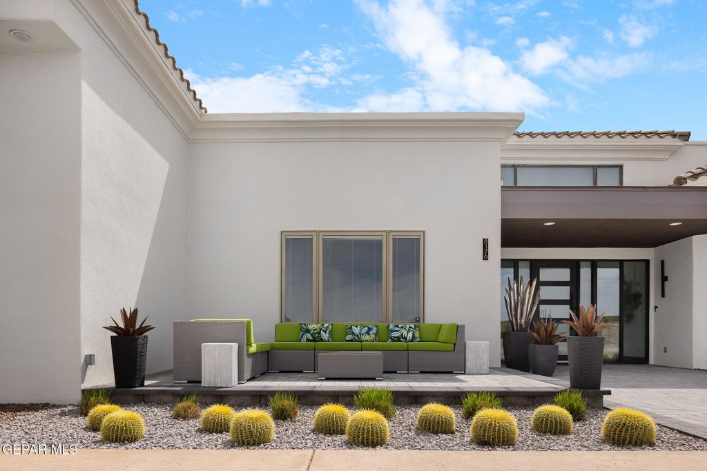 Photo of 8176 CONSTITUTION Road, Las Cruces, NM 88007 (MLS # 942883)