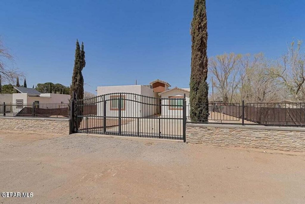 Photo of 421 Valle Los Nogales Drive, Socorro, TX 79927 (MLS # 930658)
