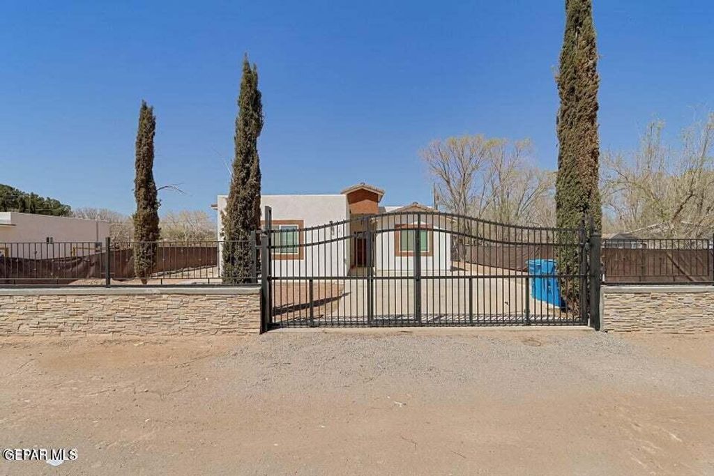 Photo of 421 Valle Los Nogales Drive, Socorro, TX 79927 (MLS # 930658)