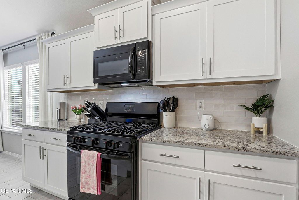 Photo of 364 DESERTS Drive, Socorro, TX 79927 (MLS # 942445)