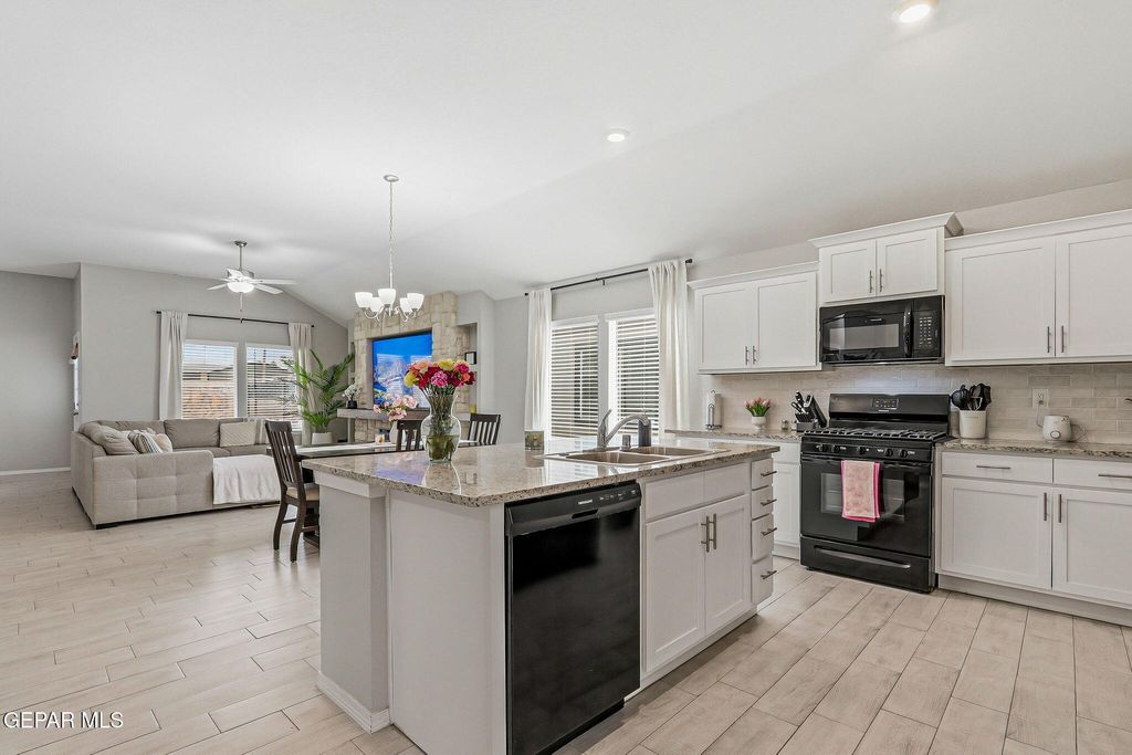 Photo of 364 DESERTS Drive, Socorro, TX 79927 (MLS # 942445)