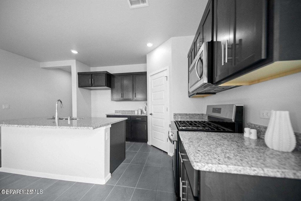 Photo of 111 Dawson Street, Santa Teresa, NM 88008 (MLS # 946459)