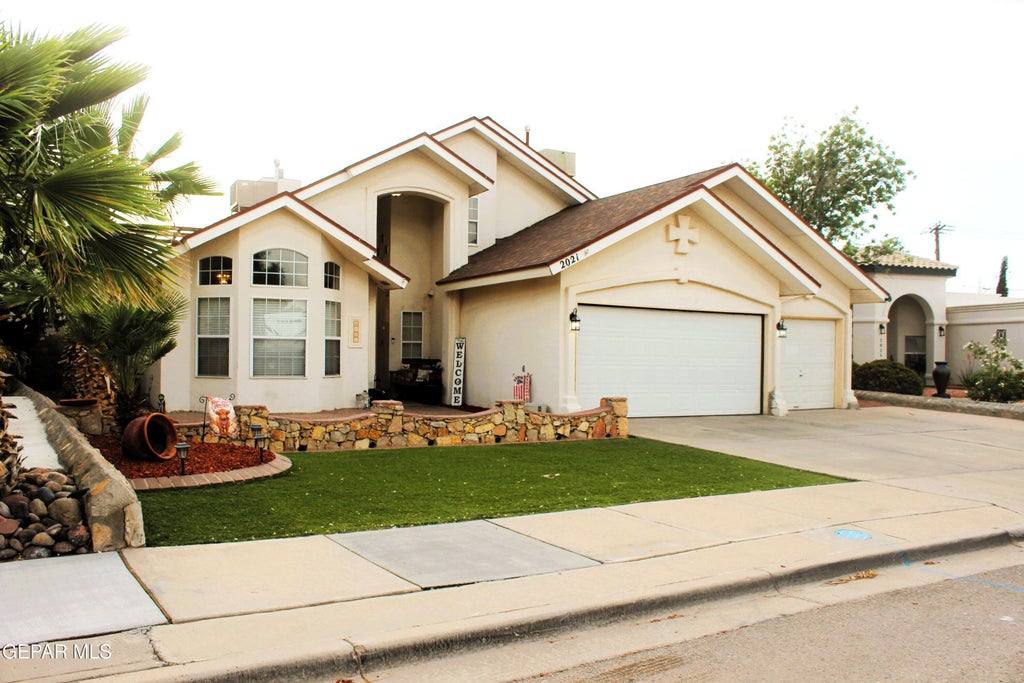 Photo of 2021 SUN COUNTRY Drive, El Paso, TX 79938 (MLS # 947455)