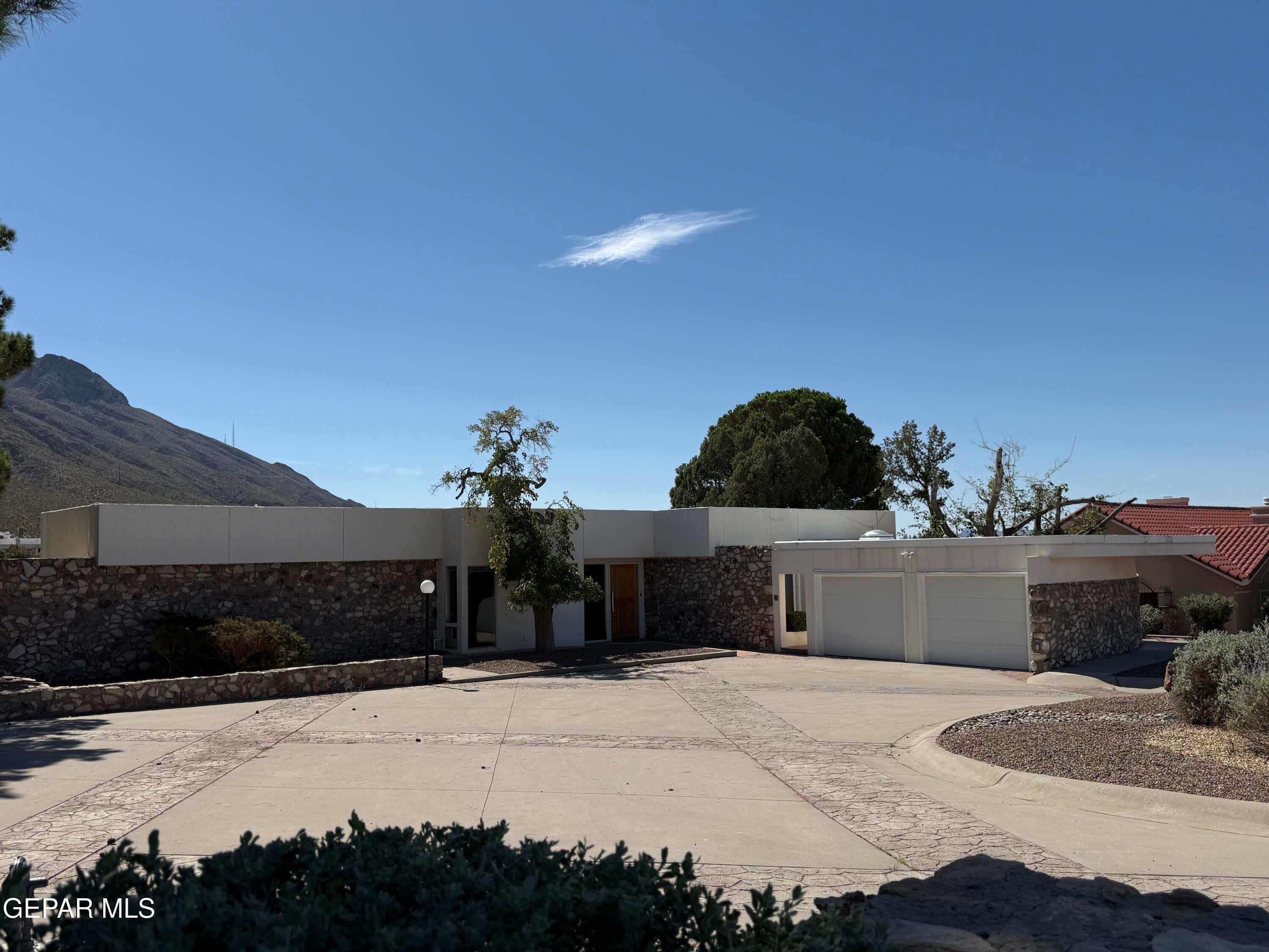912 THUNDERBIRD Drive
