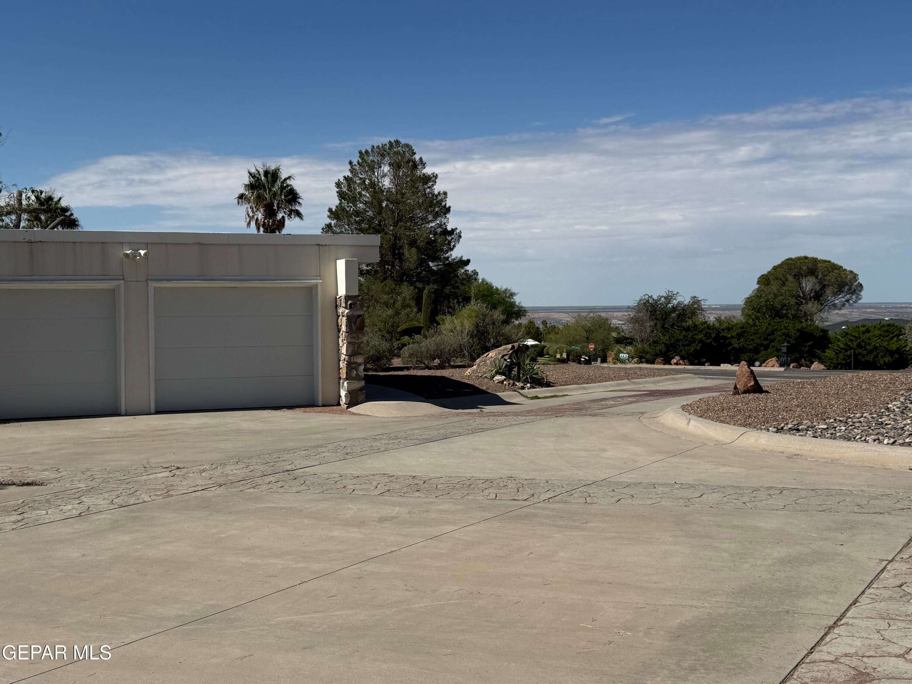 912 THUNDERBIRD Drive