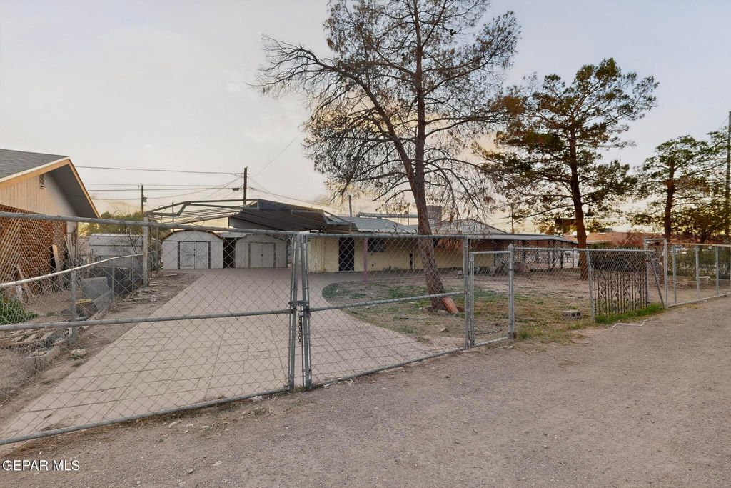 Photo of 424 LOMALAND Drive, El Paso, TX 79907 (MLS # 934751)