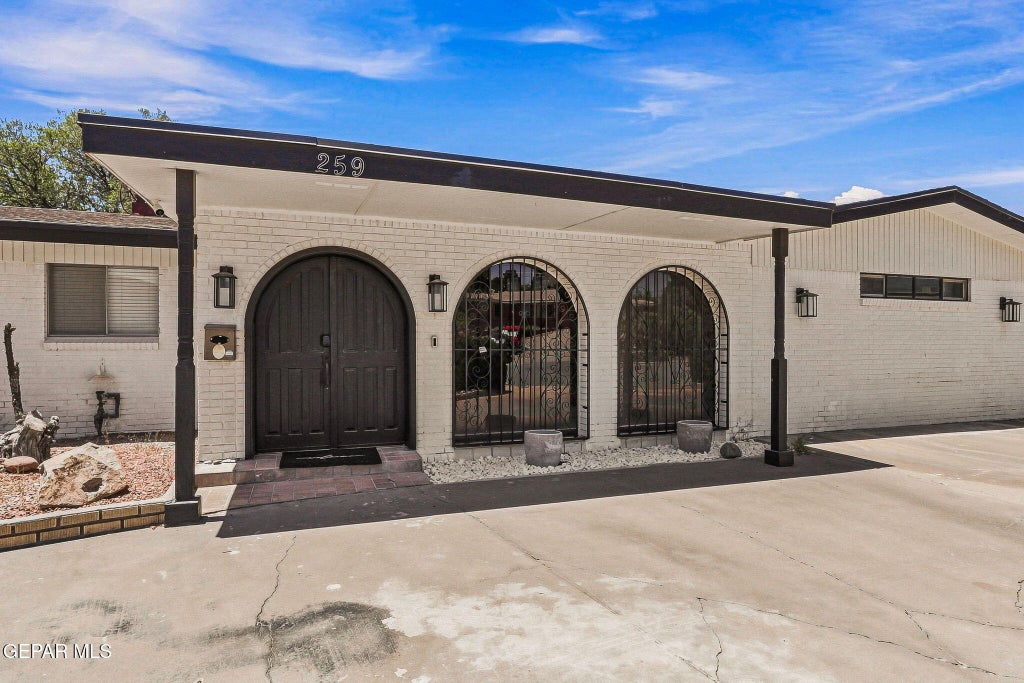 Photo of 259 Crown Point Drive, El Paso, TX 79912 (MLS # 948990)