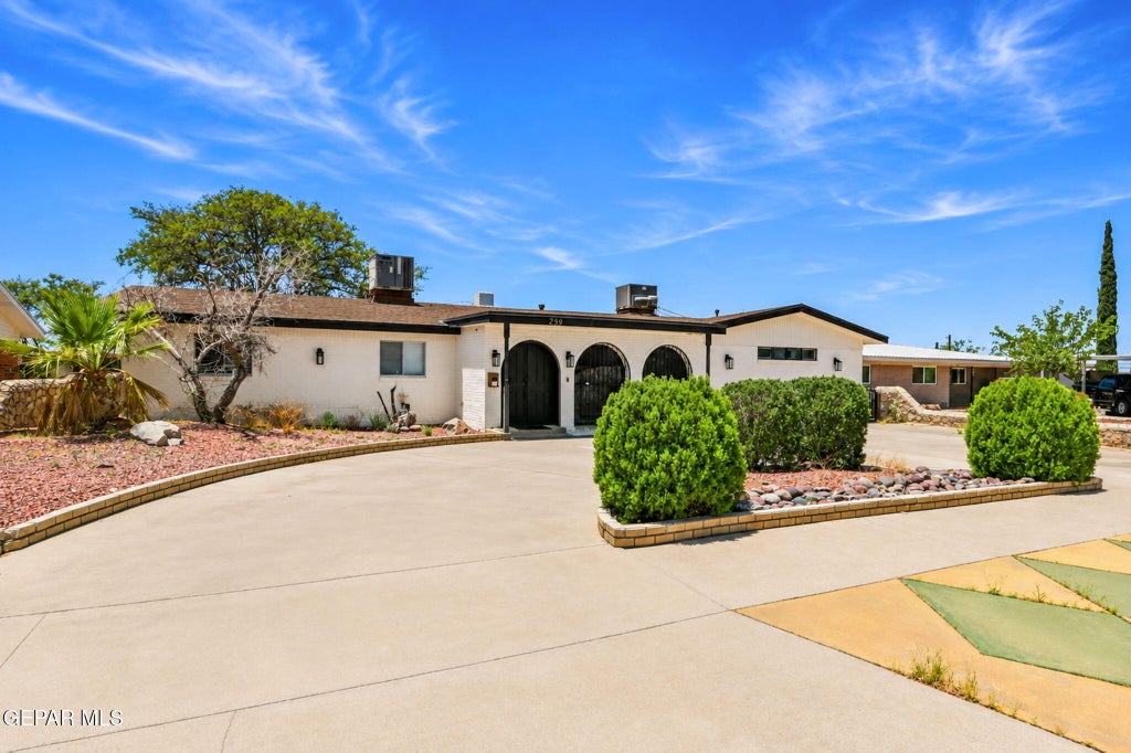 Photo of 259 Crown Point Drive, El Paso, TX 79912 (MLS # 948990)