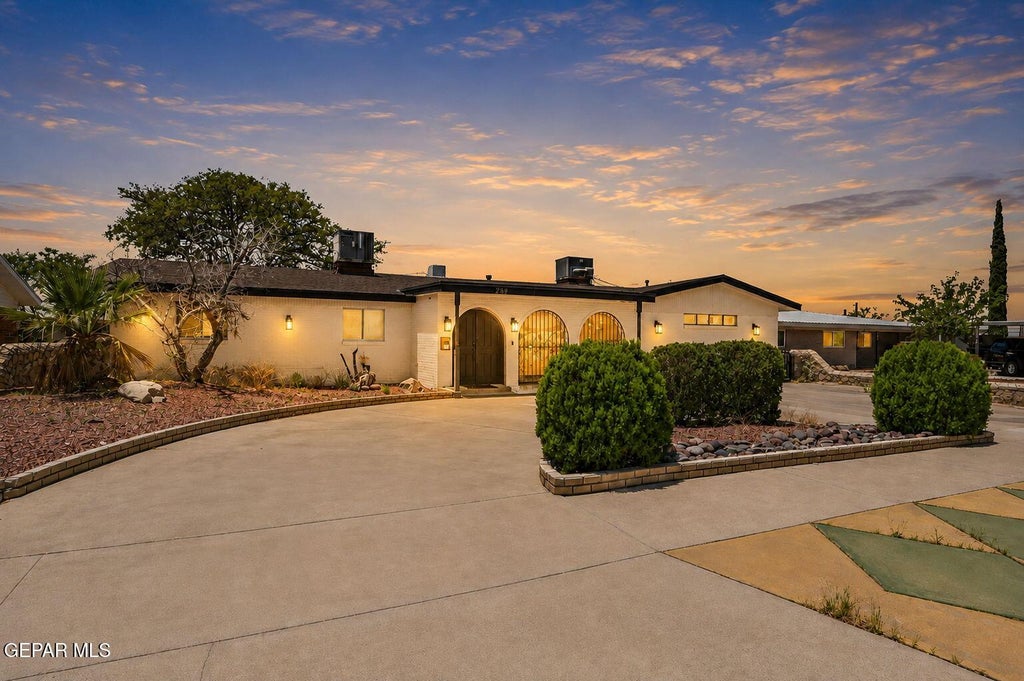 Photo of 259 Crown Point Drive, El Paso, TX 79912 (MLS # 948990)