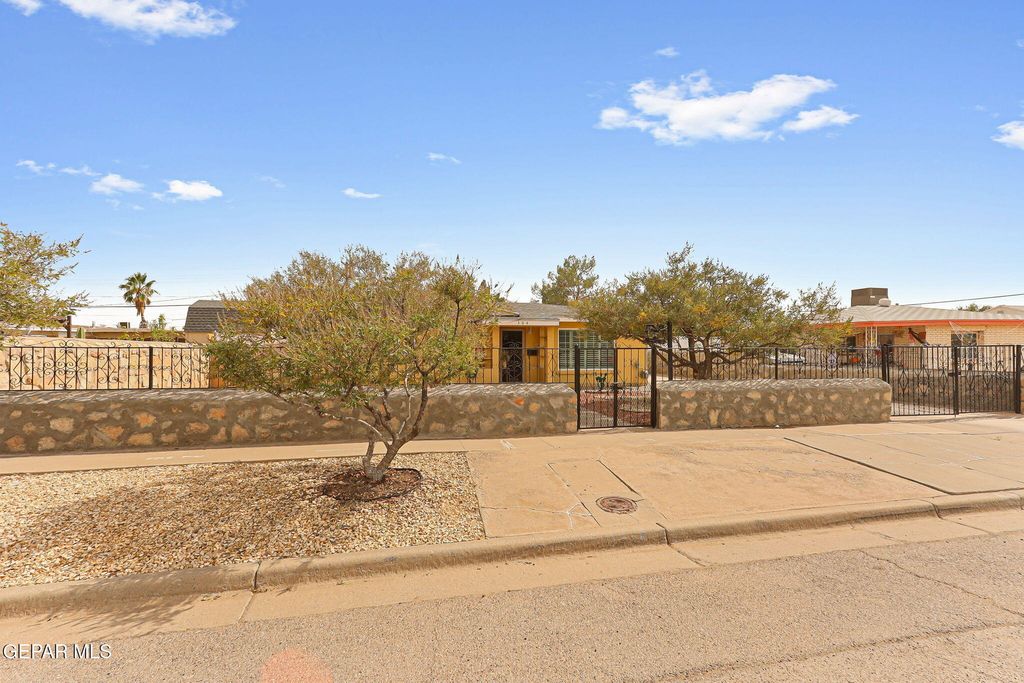 Photo of 304 BEN SWAIN Drive, El Paso, TX 79915 (MLS # 941563)