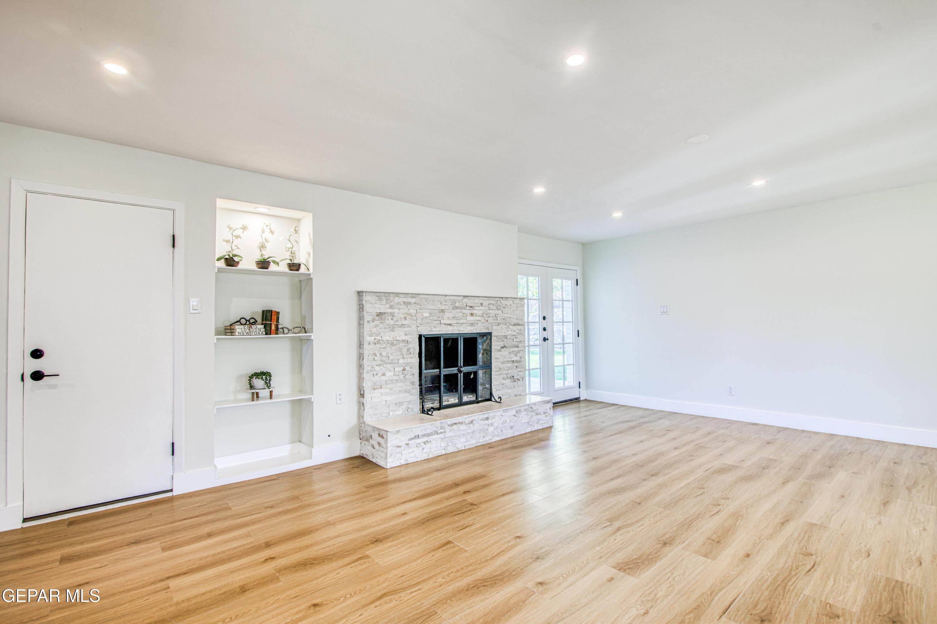 1210 LA CRUZ Drive