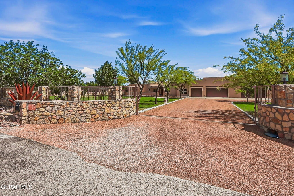 Photo of 6 CIELO DEL ESTE, Anthony, NM 88021 (MLS # 945074)