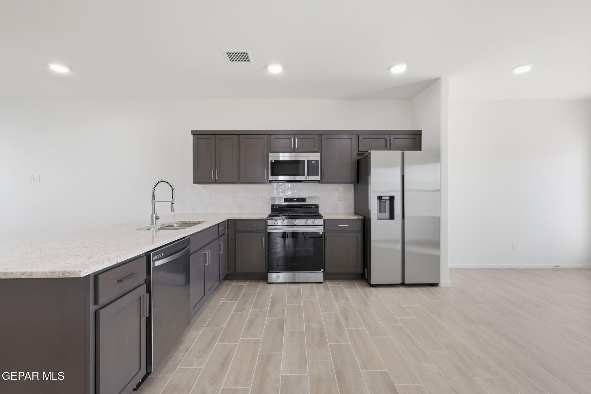 13905 Summer Wave Avenue