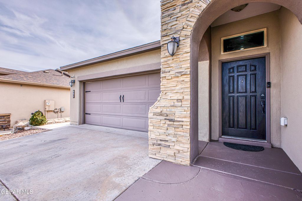 Photo of 891 CEDAR PARK Avenue, Santa Teresa, NM 88008 (MLS # 938201)