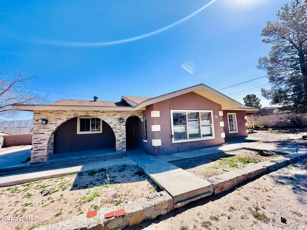 Photo of 321 2nd Street, Sunland Park, NM 88063 (MLS # 942103)