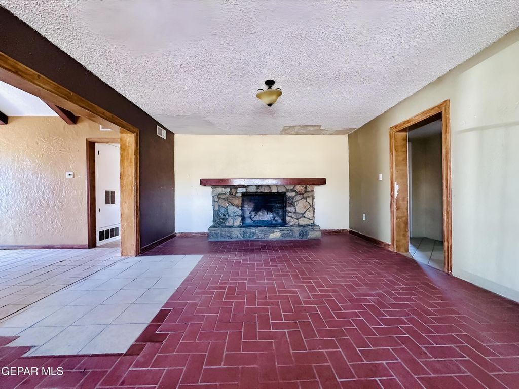 Photo of 321 2nd Street, Sunland Park, NM 88063 (MLS # 942103)