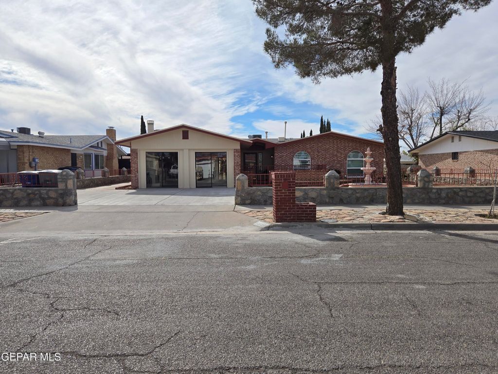 Photo of 11188 SHORELINE Drive, El Paso, TX 79936 (MLS # 936508)