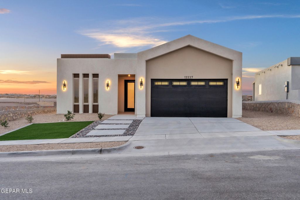 Photo of 601 Paseo De La Reina Street, Horizon City, TX 79928 (MLS # 937957)