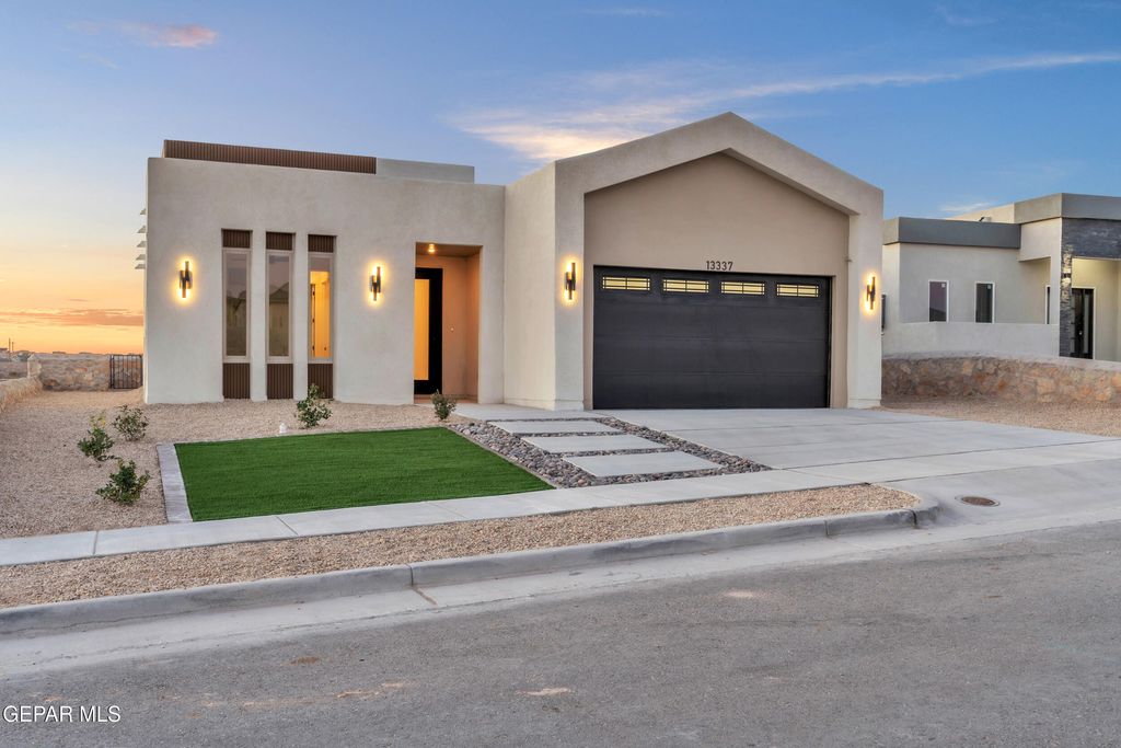 Photo of 601 Paseo De La Reina Street, Horizon City, TX 79928 (MLS # 937957)