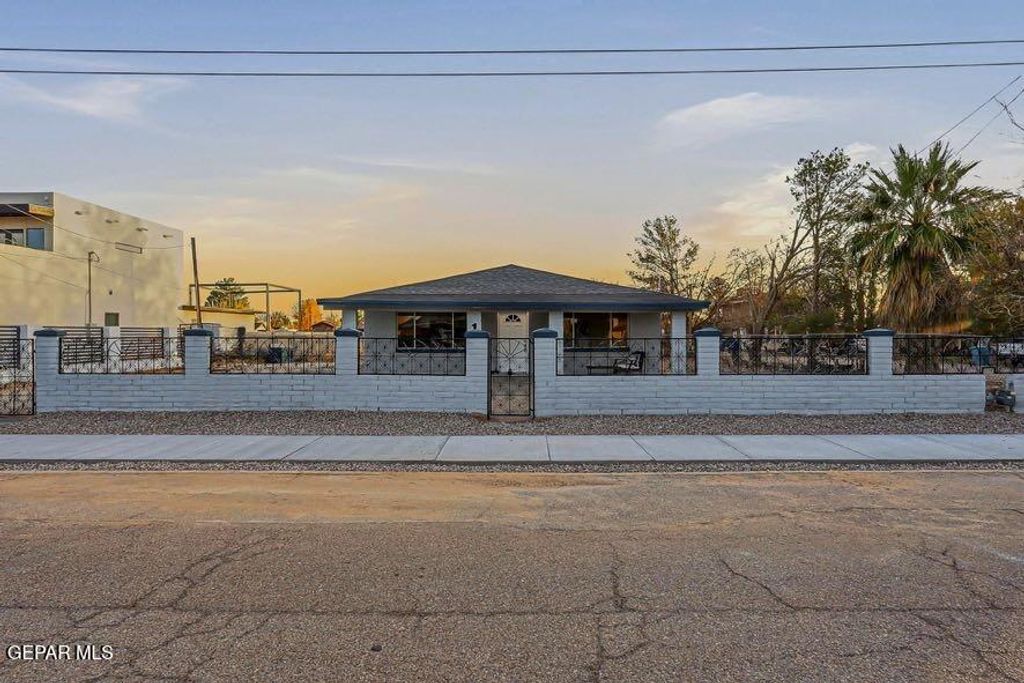 Photo of 106 La Cienega Drive, Socorro, TX 79927 (MLS # 935377)