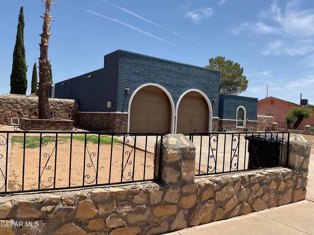 Photo of 1516 OPOSSUM Circle, Horizon City, TX 79928 (MLS # 946584)