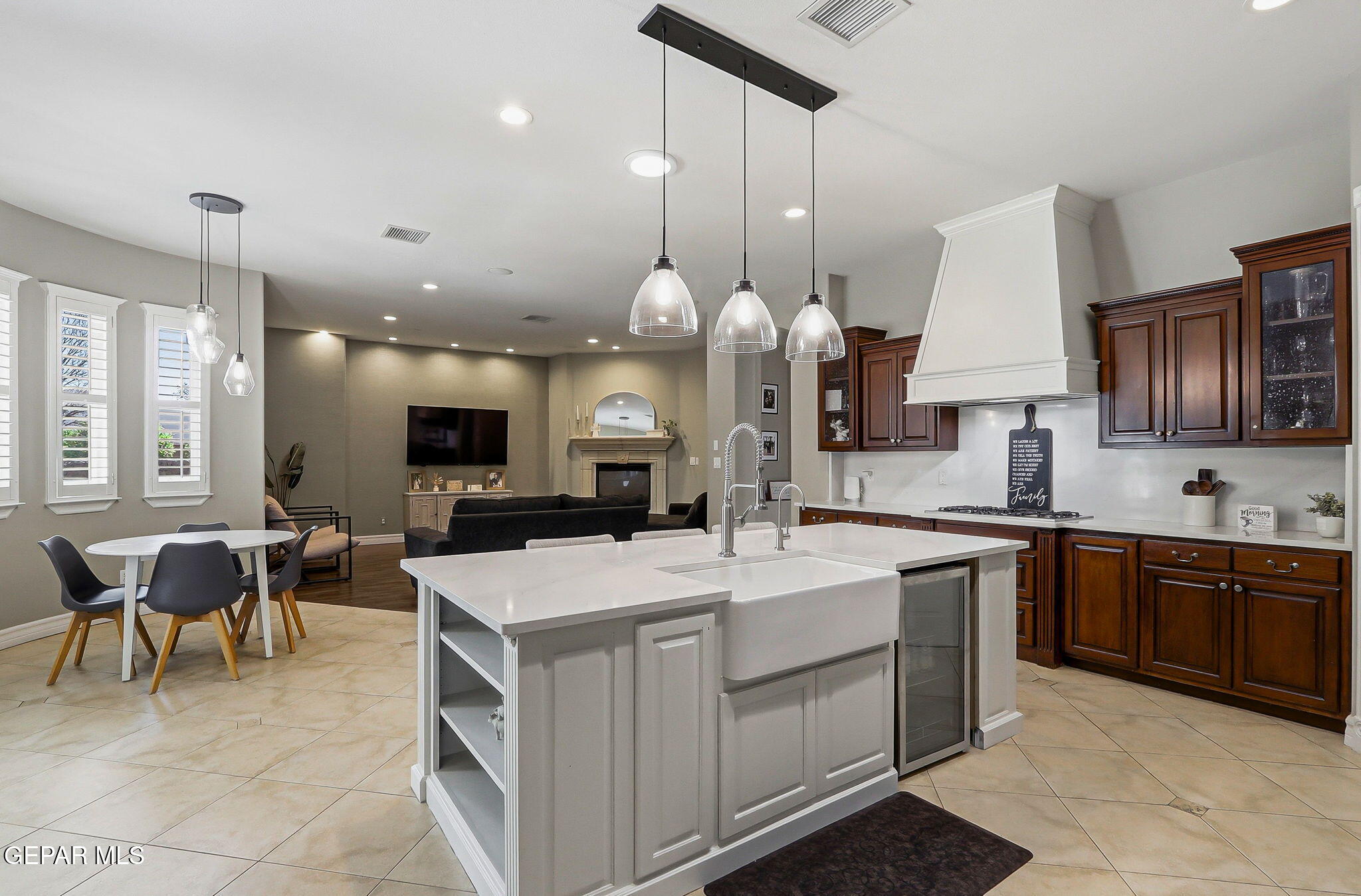 6038 LAGUNA VISTA Drive