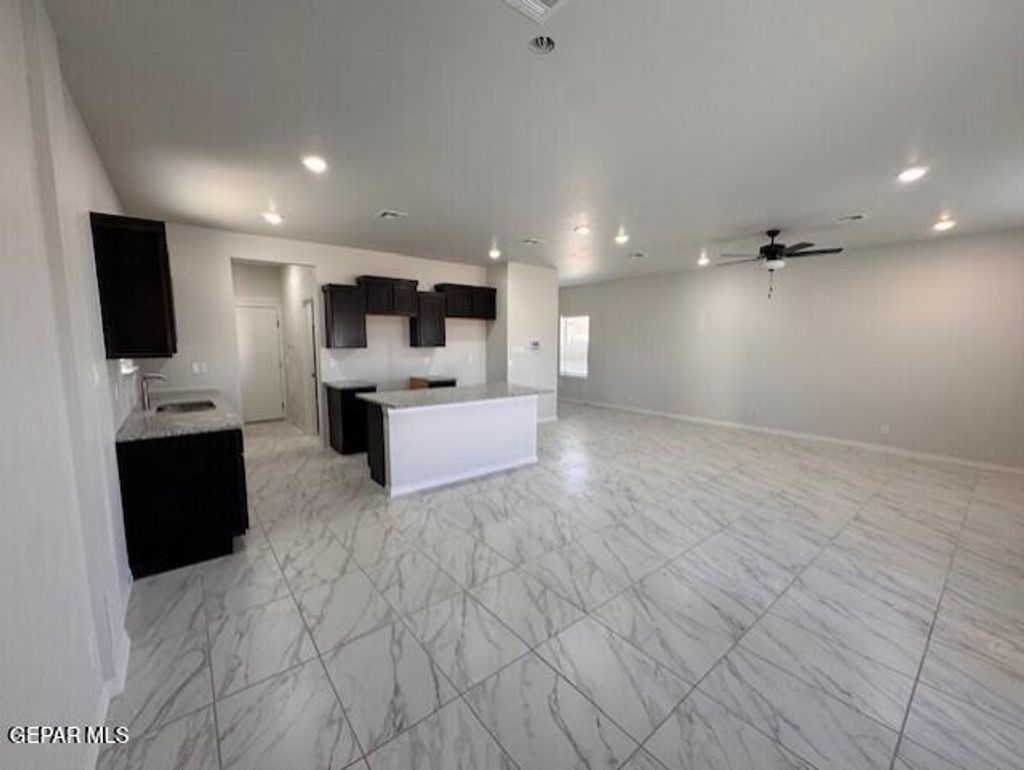 Photo of 417 SANTIAGO MUNOS Street, Vinton, TX 79821 (MLS # 938754)