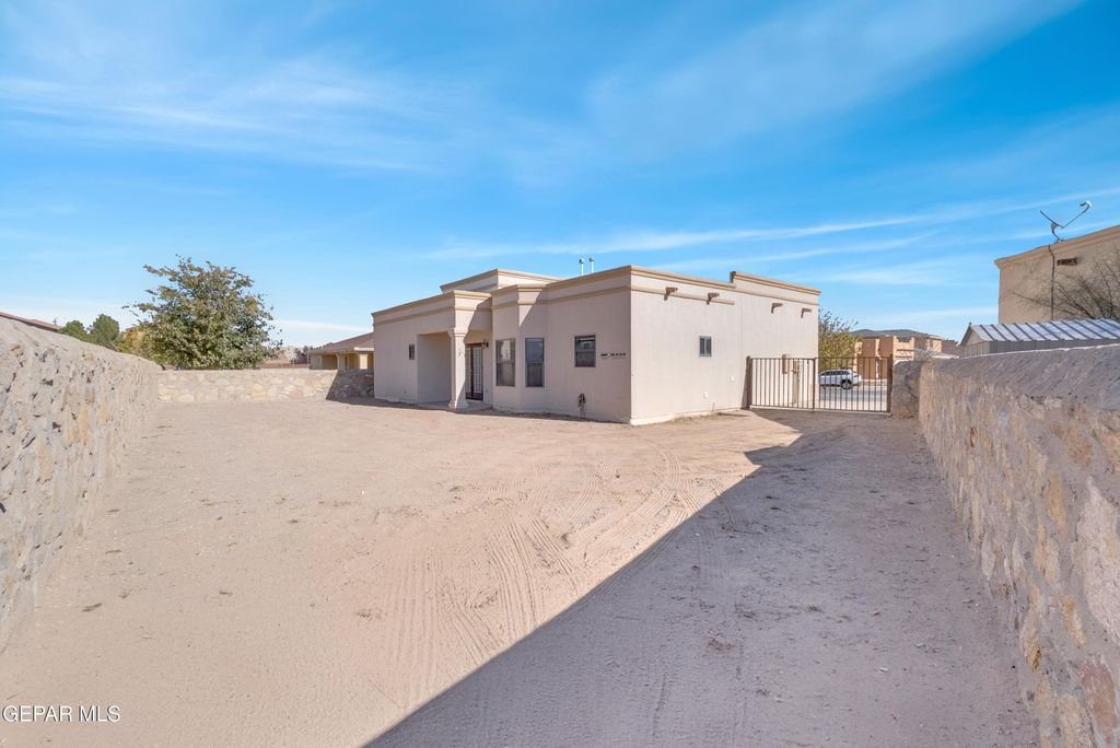 Photo of 209 SUN VIEW Lane, El Paso, TX 79928 (MLS # 934312)