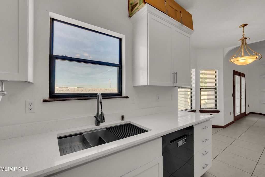 Photo of 209 SUN VIEW Lane, El Paso, TX 79928 (MLS # 934312)