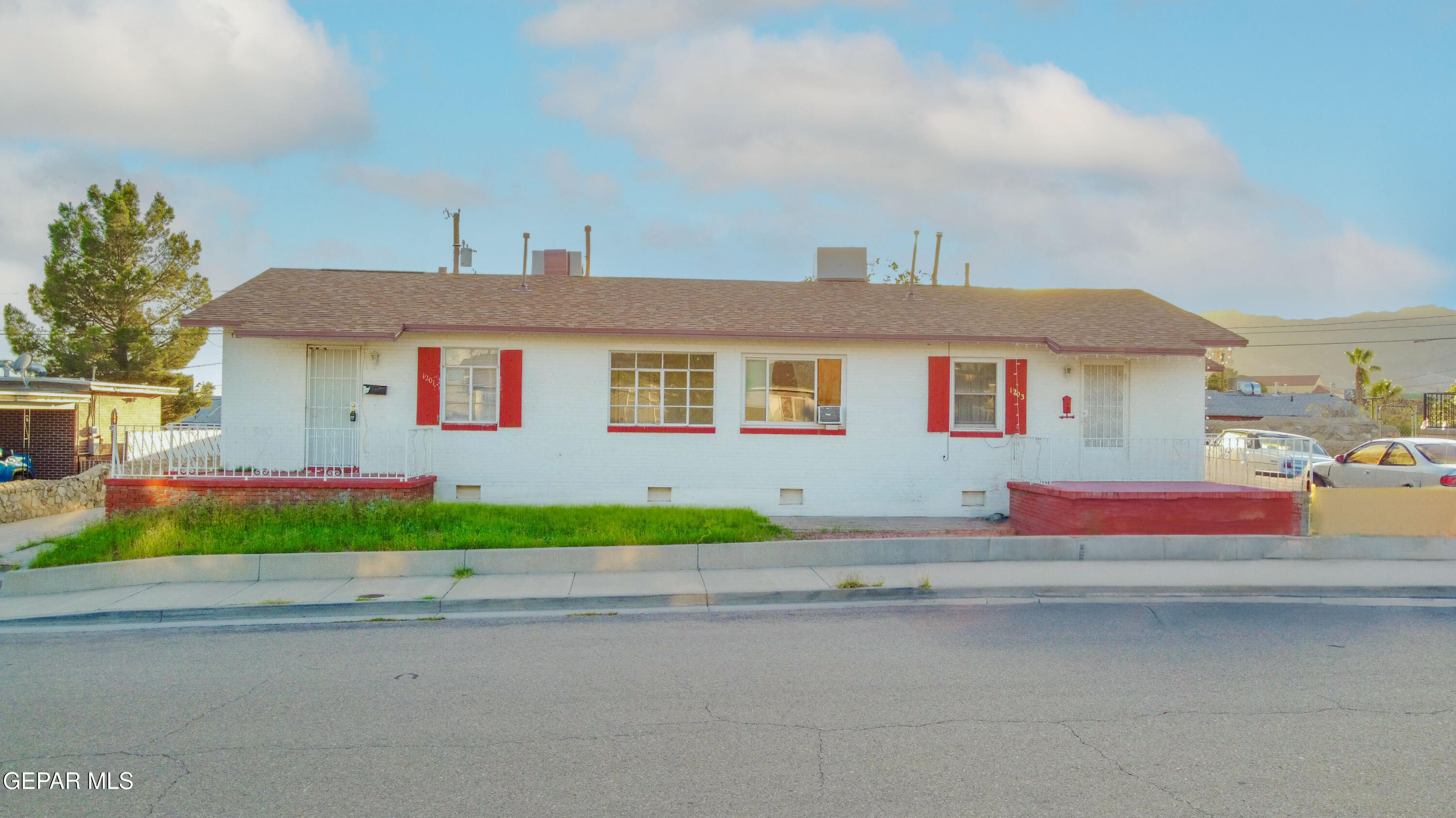 1201 & 1203 Selden Drive