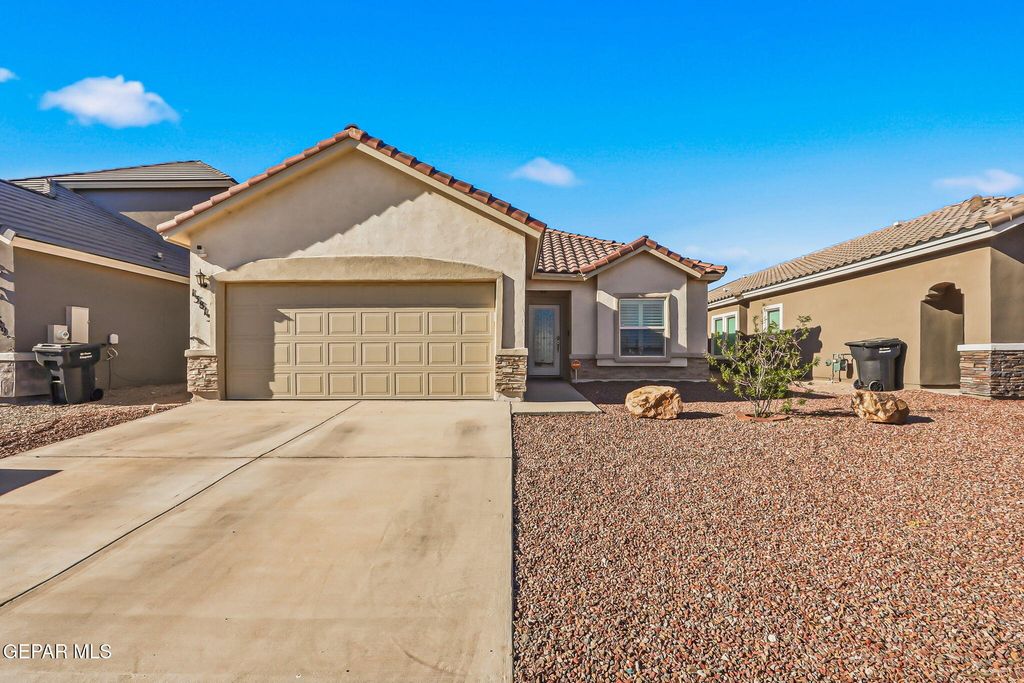 Photo of 13813 Paseo Central Avenue, Horizon City, TX 79928 (MLS # 941127)