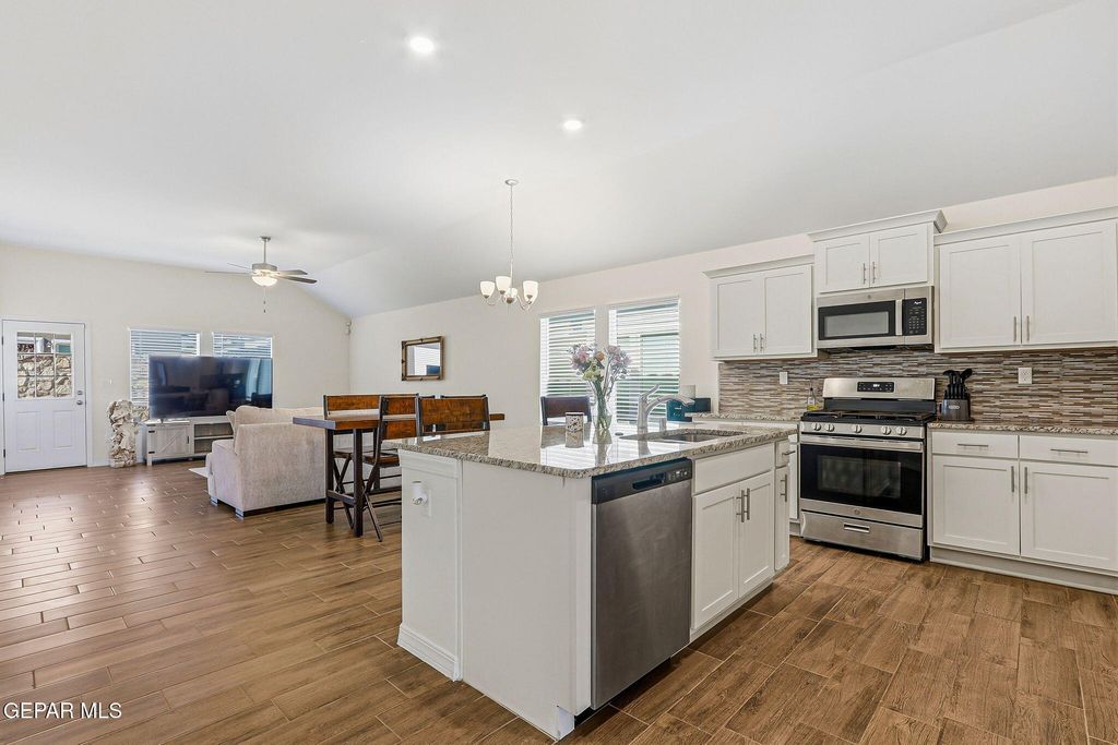 Photo of 13813 Paseo Central Avenue, Horizon City, TX 79928 (MLS # 941127)