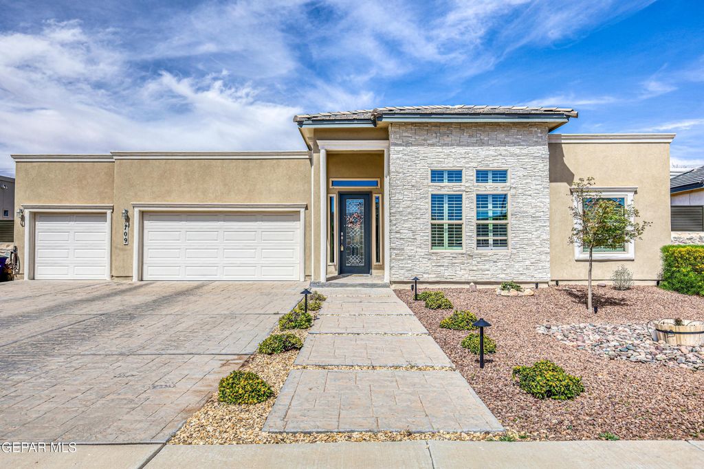Photo of 709 VALLEY PINE Drive, El Paso, TX 79932 (MLS # 940257)