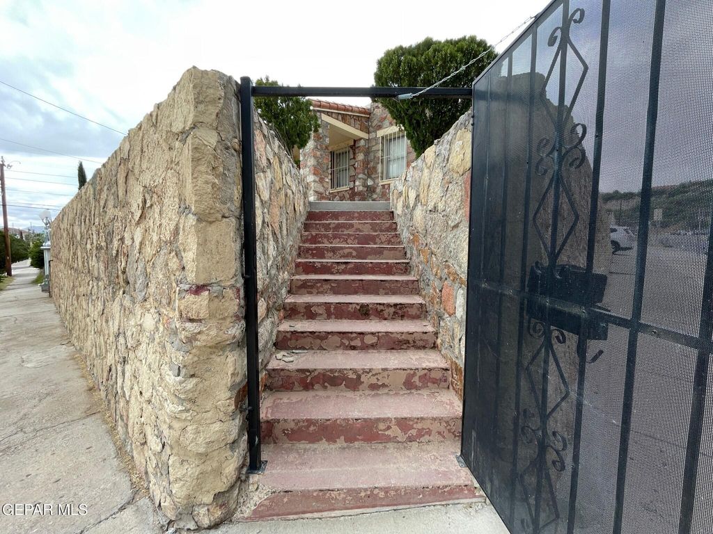 Photo of 717 E CROSBY Avenue, El Paso, TX 79902 (MLS # 944084)