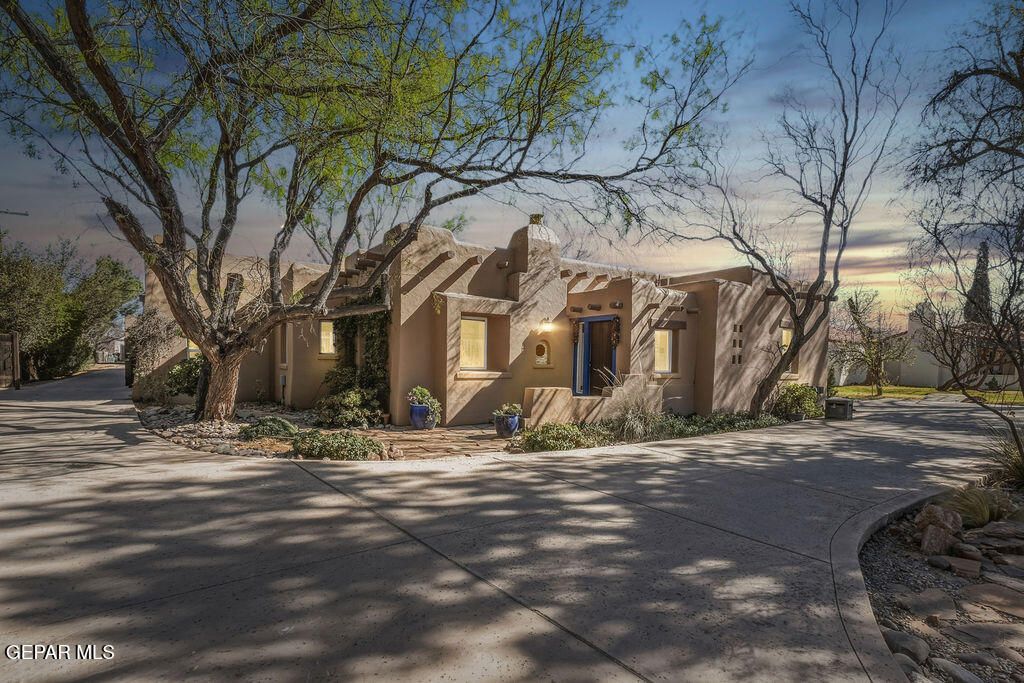 Photo of 300 ROSEMONT Drive, El Paso, TX 79922 (MLS # 940881)